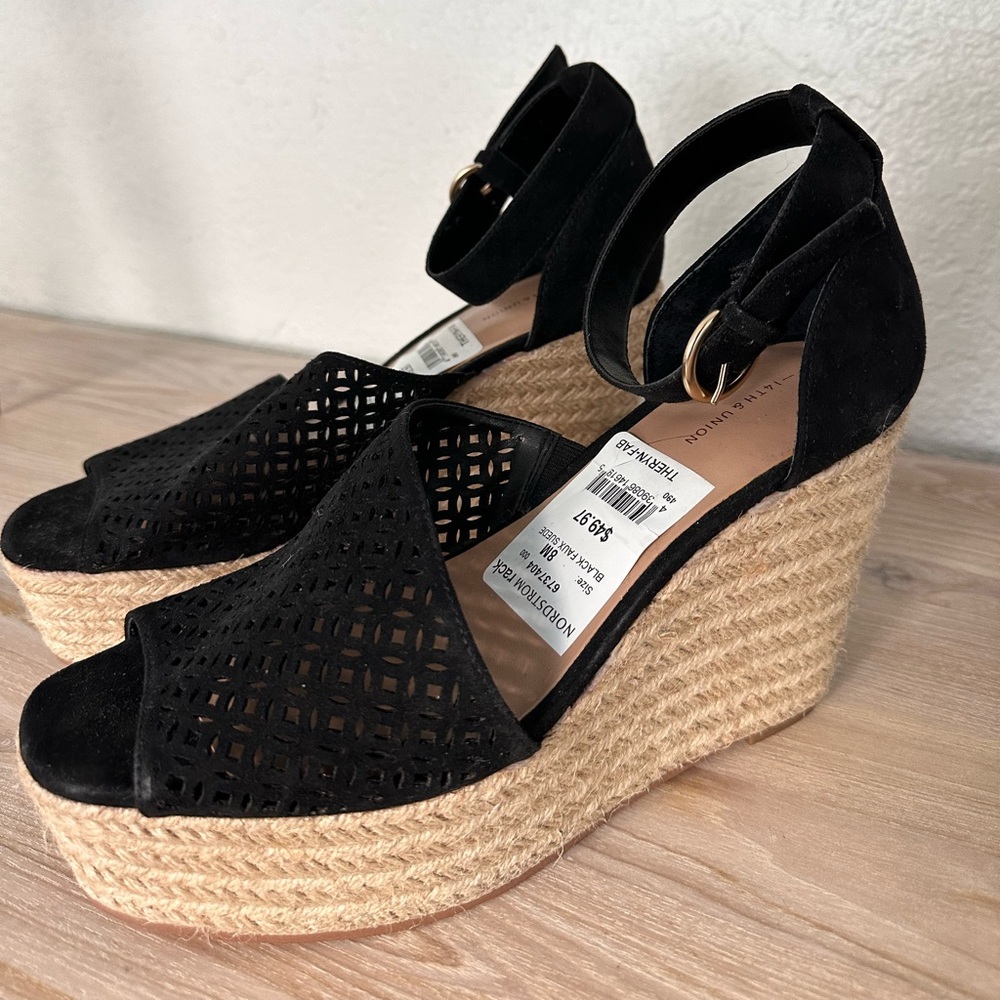 Espadrille wedge with ankle clasp.